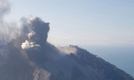 Ratusan penduduk desa telah dievakuasi dari Pulau Kadovar, mereka mengungsi ke pulau terdekat.