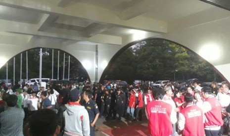 Ratusan pendukung memadati Gedung Sabuga, Bandung untuk menyaksikan debat publik cagub-cawagub Jabar, Senin (12/3) malam.