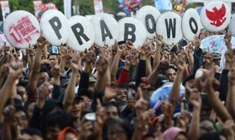 Ratusan pendukung pasangan Prabowo-Hatta membawa atribut dan meneriakkan yel yel dukungan saat kampanye di Lapangan Tanjung Sari, Lampung Selatan, Kamis (12/6). 