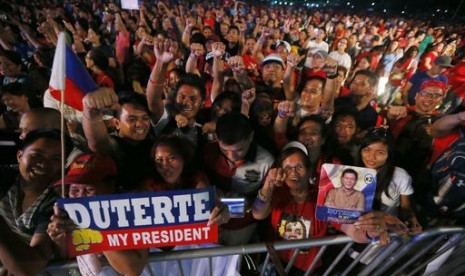 Ratusan pendukung Presiden Filipina Rodrigo Duterte berkumpul di Rizal Park, Manila. Mereka mendukung perang narkoba Duterte sekaligus memperingati 31 tahun pemberontakan terhadap Ferdinand Marcos. 