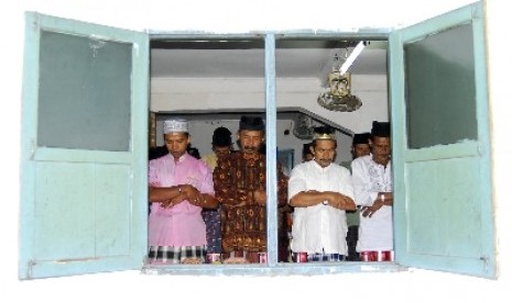 Ratusan penganut Tarekat Naqsabandiyah melaksanakan Shalat Hari Raya.