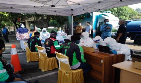 Ratusan pengemudi ojek daring atau ojek online (Ojol) mengikuti serangkaian rapid test di Terminal Poris Plawad, Tangerang, Jumat (17/7)