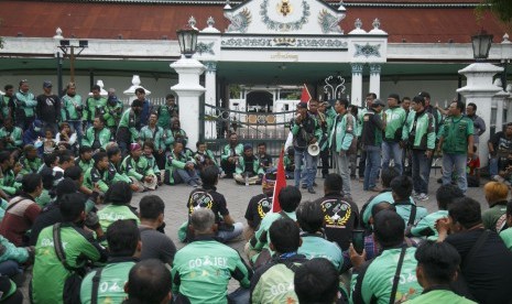 Pengemudi Gojek. Komplotan penipu mencatut nama Gojek untuk mengelabui puluhan calon pengemudi.