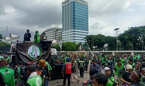 Ratusan pengemudi ojol menggelar unjuk rasa di Kompleks Parlemen RI, Senayan, Jakarta, Jumat (28/2). 