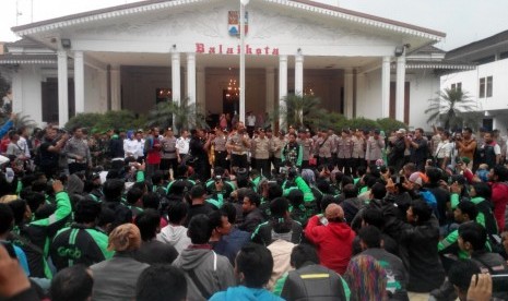 Ratusan pengemudi ojek online mendatangi Balai Kota Bogor, Rabu (22/3) 