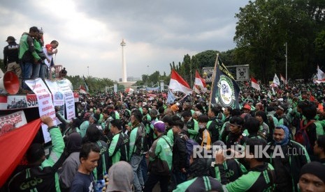  Ratusan pengemudi ojek online (Ojol) melakukan aksi unjuk rasa di depan Istana Merdeka, Jakarta, Selasa (27/3).