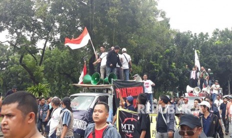 Ratusan Pengemudi Taksi Daring dari berbagai kelompok mulai mendatangai Kementerian Perhubungan (Kemenhub) untuk melakukan aksi demo menolak PM 108 Tahun 2017, Senin (29/1). 