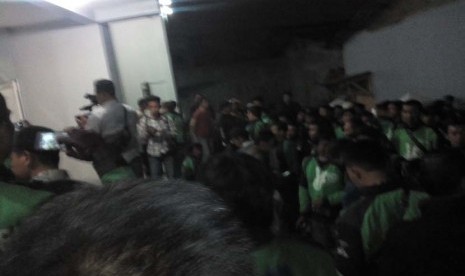 Ratusan pengendara Gojek memadati rumah Gunawan, pengendara Gojek yang meninggal akibat ditabrak Kopaja, di Kalibata Pulo, Jakarta Selatan, Rabu (16/9).