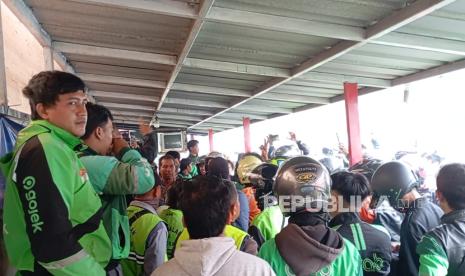 Ratusan pengendara ojek online (ojol) melakukan aksi sweeping atau mendatangi  tempat ojek pangkalan di sejumlah titik di Kota Bandung dan Kabupaten Bandung, Senin (23/12/2024).