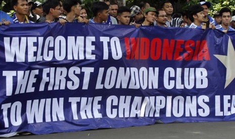  Ratusan penggemar membentangkan spanduk ketika menunggu kedatangan tim sepakbola Chelsea FC di Bandara Halim Perdanakusuma, Jakarta, Selasa (23/7).   (Antara/Widodo S. Jusuf)