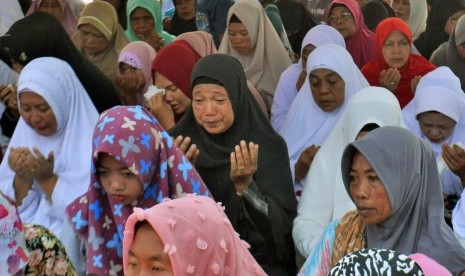 Ratusan pengungsi tsunami Selat Sunda menggelar zikir dan berdoa bersama di Mesjid As-Salafiyah Caringin, Labuan, Pandeglang, Banten, Rabu (9/1/2019).