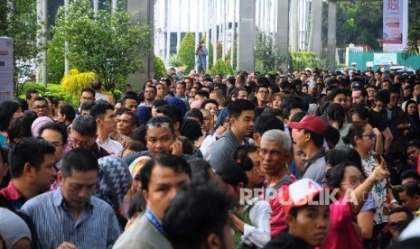 Ratusan pengunjung memadati Garuda Indonesia Travel Fair (GATF) 2017 Phase I yang digelar di Jakarta Convention Center (JCC), Senayan, Jakarta, Jumat (10/3).