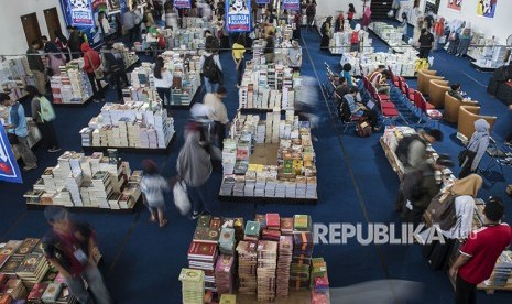  Ratusan pengunjung memadati pameran liga buku di GOR Saparua, Bandung, Jawa Barat, Senin (30/4). 