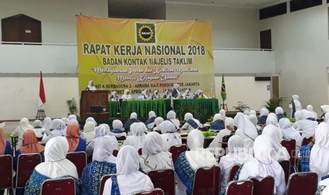 Ratusan pengurus Badan Kontak Majelis Taklim (BKMT) dari berbagai daerah menghadiri acara pembukaan rapat kerja nasional (Rakernas) 2018  BKMT Pusat di Aula Serbaguma 2, Asrama Haji Pondok Gede, Jakarta Timur, Jumat (30/3).