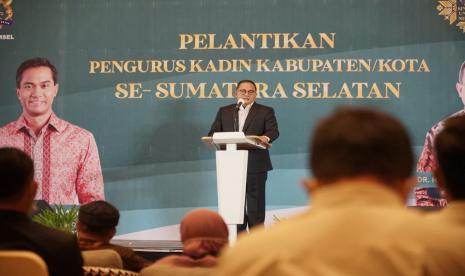  Ratusan pengurus dan Ketua Kamar Dagang Industri (Kadin) periode 2020-2025 dari 10 Kabupaten/Kota di Sumatera Selatan (Sumsel), Ahad (6/12) malam lalu, secara resmi dilantik secara langsung oleh Ketua Umum Kadin Sumsel Dodi Reza Alex Noerdin di Hotel Santika Premiere Bandara Palembang. 