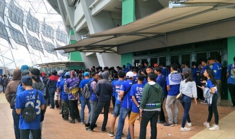 Ratusan penonton mengantre hendak memasuki Stadion GBLA menjelang pembukaan Piala Presiden 2018 di Bandung, Selasa (16/1). 