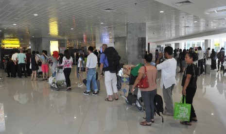 Ratusan penumpang antre di terminal keberangkatan domestik Bandara I Gusti Ngurah Rai, Denpasar, Selasa (10/5). 