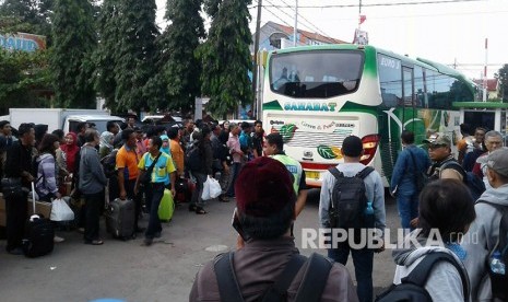 Ratusan penumpang KA 2 (Argo Anggrek tujuan Surabayaturi) diangkut menggunakan bus dari Stasiun Cirebon, Jumat (13/2) siang. Hal itu dilakukan setelah jalur kereta tak bisa dilalui akibat banjir luapan sungai Cisanggarung.