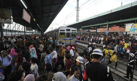 Ratusan penumpang kereta api terlambat