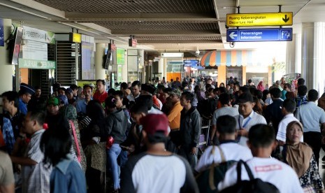 Ratusan penumpang memadati terminal keberangkatan Bandara Internasional Hang Nadim, Batam, Kepulauan Riau.