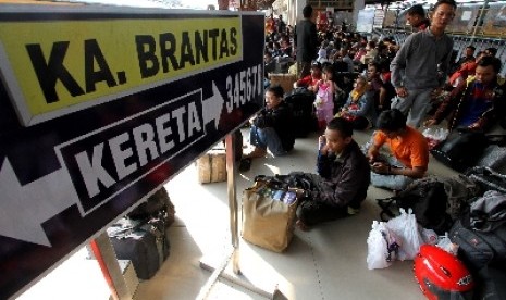  Ratusan penumpang menunggu kereta api Ekonomi Brantas di Stasiun Pasar Senen, Jakarta.