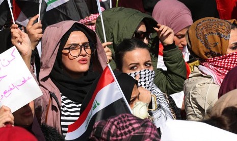 Perempuan Irak Tolak Pemisahan Gender Saat Demonstrasi. Ratusan perempuan turun ke jalan dalam demonstrasi menentang pemisahan gender saat demonstrasi oleh seorang ulama di Tahrir Square, Baghdad, Irak, Kamis (13/2).