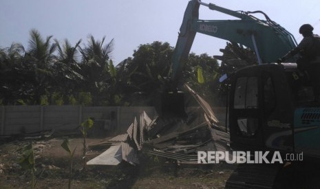 Ratusan personel gabungan kepolisian melakukan penggusuran bangunan liar di lahan Perumnas Regional III cabang Bekasi, Bantar Gebang, Kota Bekasi. Rabu (26/7).