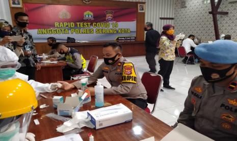 Ratusan personel Polres Serang Kota dan Polsek Jajaran melakukan Rapid Test Covid-19 di Aula Mapolres Serang Kota, Selasa (9/6). 