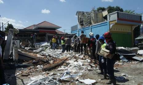 Military personnels help the demolition and cleaning of debris from the rubble of buildings due to the earthquake in Pemenang Subdistrict, North Lombok Regency, West Nusa Tenggara, Wednesday (Aug 15) morning.