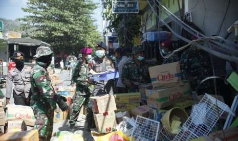 Ratusan personel TNI dari berbagai satuan melaksanakan pembongkaran dan pembersihan puing-puing reruntuhan bangunan akibat gempa di Lombok (Ilustrasi)