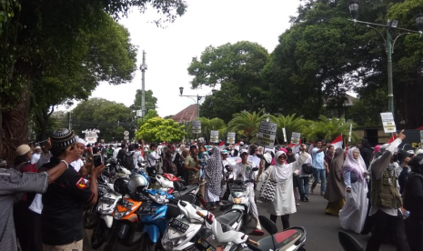 Ratusan peserta aksi putihkan KPU dari FUI tiba di depan Kantor KPU, Menteng, Jakarta Pusat, Jumat (1/3). Selain FUI, Gerakan Bela Indonesia juga menggelar aksi di tempat yang sama  dengan mengusung jargon 'Aksi KPU bebas Intimidasi'. 