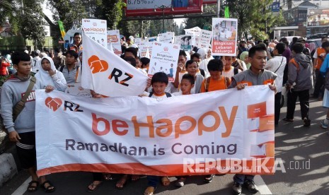 Ratusan peserta Tarhib Ramadhan Rumah Zakat (RZ) mengikuti pawai di Jl Ir H Djuanda, Kota Bandung, Ahad (30/5). (Foto: Dede Lukman Hakim)