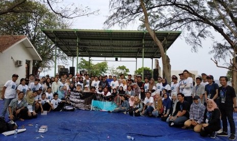 Ratusan peserta wisata edukasi kebaharian yang digelar Museum Bahari, berfoto bersama di Pulau Onrust, Sabtu (8/9). Wisata edukasi yang diikuti ratusan peserta dari generasi milenial itu digelar sebagai upaya Museum Bahari melestarikan Taman Arkeologi Onrust.