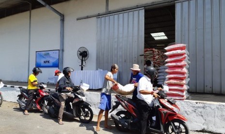 Ratusan petani di wilayah Klaten, berpartisipasi dalam kegiatan pasar murah pupuk non subsidi yang digelar oleh PT Pupuk Indonesia (Persero) di Gudang Penyimpanan Pupuk (GPP) Pusri di Ceper, Klaten, Jawa Tengah, Rabu (10/4). Sebanyak 1.000 ton pupuk dijual dengan harga murah bagi para petani.