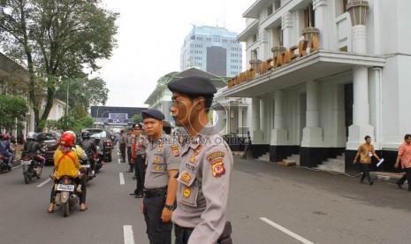  Ratusan petugas kepolisian berjaga-jaga di sekitar gedung Merdeka di jalan Asia-Afrika,Bandung.  (Republika/Arief Maulana Hasan)