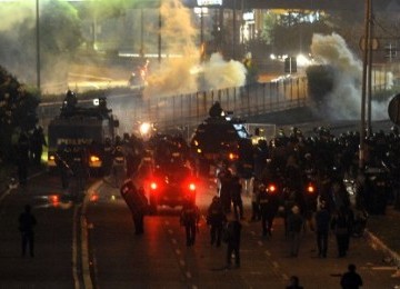 Ratusan petugas kepolisian berusaha menghalau para pengunjuk rasa di depan gedung DPR/MPR, Jakarta, Jumat (30/3). Demo menolak kenaikan BBM akhirnya berlangsung ricuh.