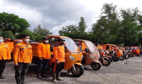 Ratusan petugas persampahan di Kota Solo mengikuti Apel Armada Persampahan se-Kota Solo di area parkir Stadion Manahan, Solo, Jawa Tengah, Rabu (10/11).