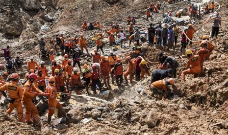 Ratusan petugas SAR gabungan melakukan penggemburan tanah saat pencarian korban bencana tanah longsor di kampung Cimapag, Desa Sirnaresmi, Kecamatan Cisolok, Kabupaten Sukabumi, Jawa Barat, Jumat (4/1/2019). 