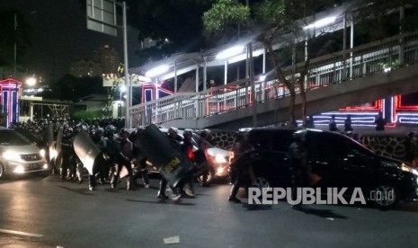 Ratusan polisi mulai membuat barikade di Jalan Gatot Subroto, tepatnya di depan gedung Polda Metro Jaya. Para personel dilengkapi dengan atribut lengkap, seperti tameng, pelindung tubuh, dan tongkat kayu.