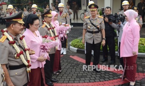 Ratusan prajurit kepolisian mengikuti serah terima jabatan Kapolri di Lapangan PTIK, Jakarta, Kamis (14/7)