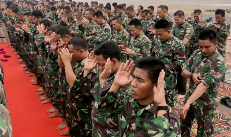 Ratusan Prajurit TNI melaksanakan salat minta hujan di Base Ops Pangkalan Udara Palembang, Sumsel. Kamis (22/10).