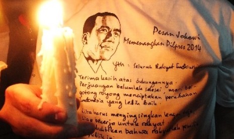 Ratusan relawan Jokowi-JK melakukan aksi seribu lilin di halaman kantor Komisi Pemilihan Umum (KPU), Jakarta, Sabtu (12/7).