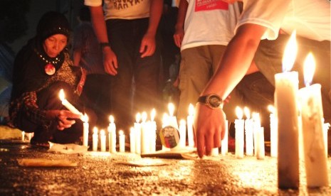 Ratusan relawan Jokowi-JK melakukan aksi seribu lilin di halaman kantor Komisi Pemilihan Umum (KPU), Jakarta, sabtu (12/7). 