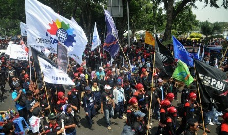 Ratusan ribu buruh dari berbagai elemen serikat pekeja berunjuk rasa di depan Istana Negara, Jakarta, Kamis (2/10). (Prayogi/Republika)