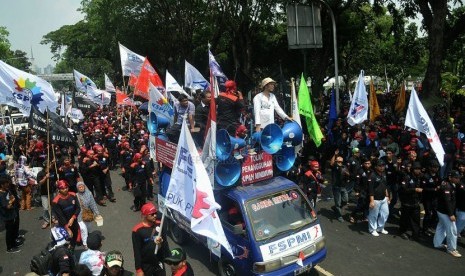 Ratusan ribu buruh dari berbagai elemen serikat pekeja berunjuk rasa di depan Istana Negara, Jakarta, Kamis (2/10). (Prayogi/Republika)