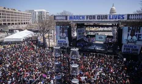 Ratusan ribu demontran memadati Pennyslvania Avenue, Washington, Sabtu (24/3). Mereka menuntut kontrol senjata lebih ketat di Amerika Serikat.