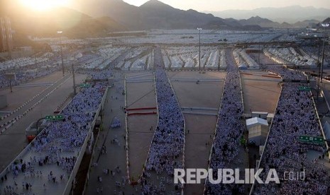 Ratusan ribu jamaah haji bergerak dari deretan tenda Mina menuju Jamarat untuk melempar jumrah, Senin (12/9) 