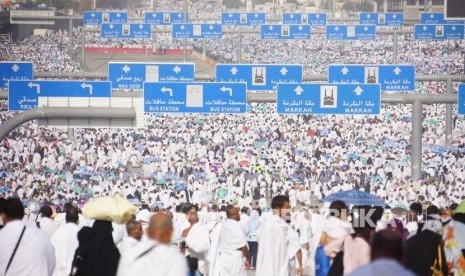 Ratusan ribu jamaah haji berjalan meninggalkan Jamarat usai melempar jumrah di Jamarat, Mina, Selasa (15/10). 