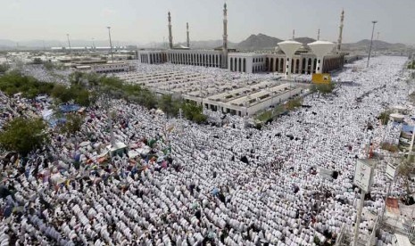  Ratusan ribu jamaah haji menunaikan ibadah shalat berjamaah di luar masjid Namira di Arafah dekat kota suci Mekkah,Kamis (25/10).   (AP Photo / Hassan Ammar)