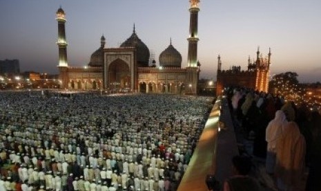 Organisasi Muslim India Menentang Larangan Sholat di Ruang Terbuka. Ratusan ribu jamaah Muslim India shalat subuh di Masjid Jami New Delhi, Ahad 27 Maret 2011